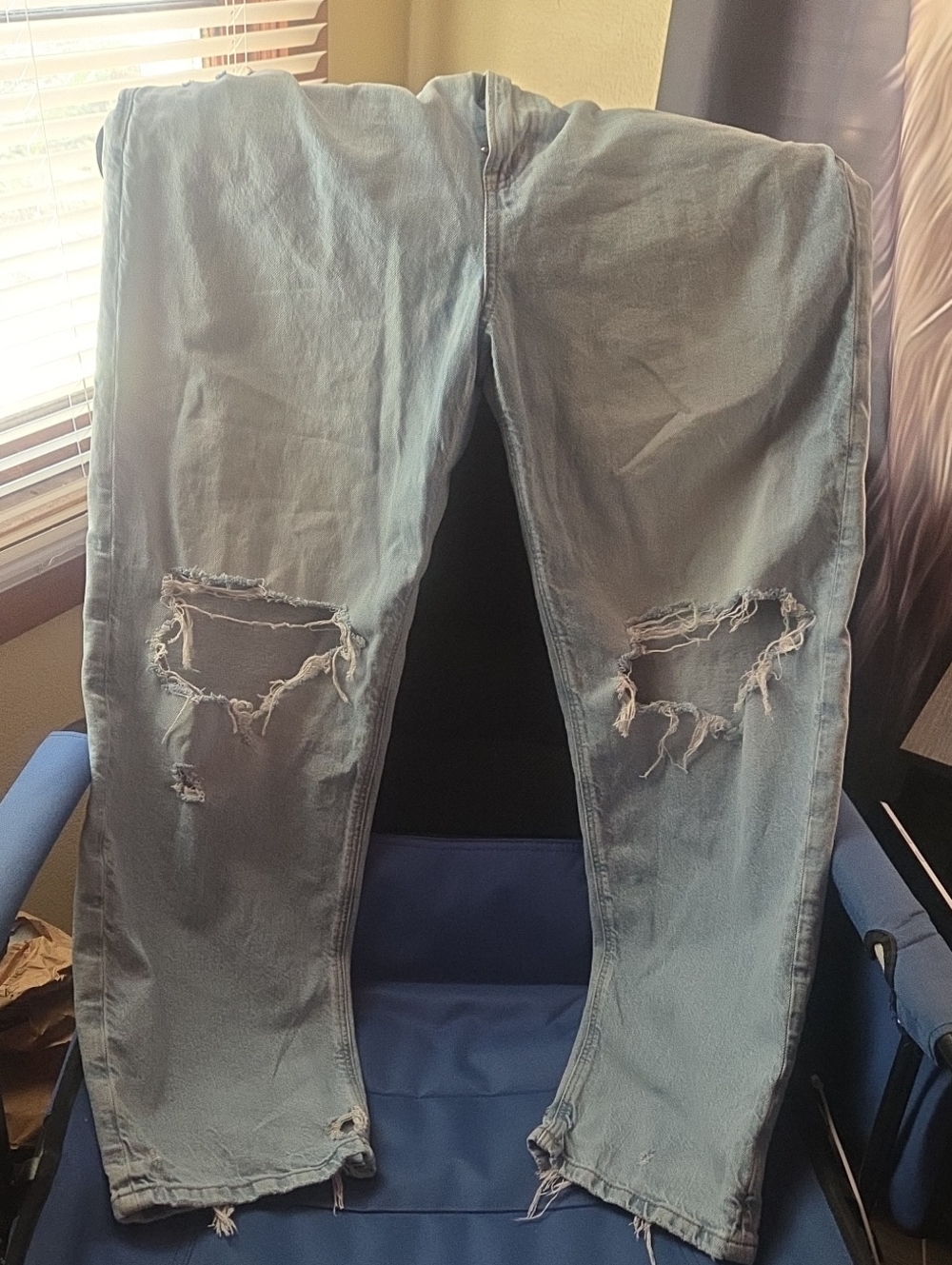 American Eagle Outfitters Light Blue Relaxed Distressed Jeans